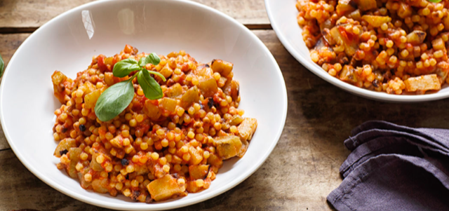 Fregola Sarda mit Tomate und Aubergine